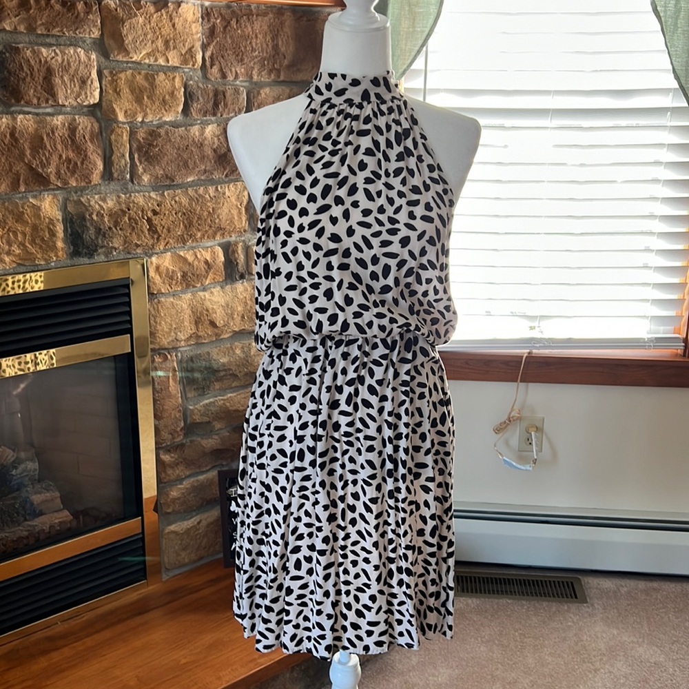 Beautiful dress. Tie at back of neck